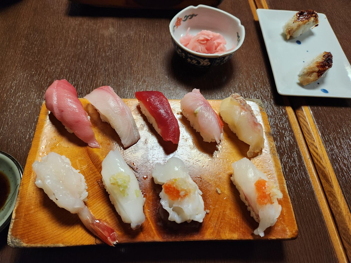 2箇所の歯科医院で掛け持ちして働いてるんだけど、ふたつのDCのドクター同士がつきあってるんです(まったくの偶然、互いに友達に誘われて合コンに参加した)。
昨日はそのドクターカップルと3人でお寿司食べに行きました☺️
話が盛り上がって、お寿司はすごい美味しかった♡♡