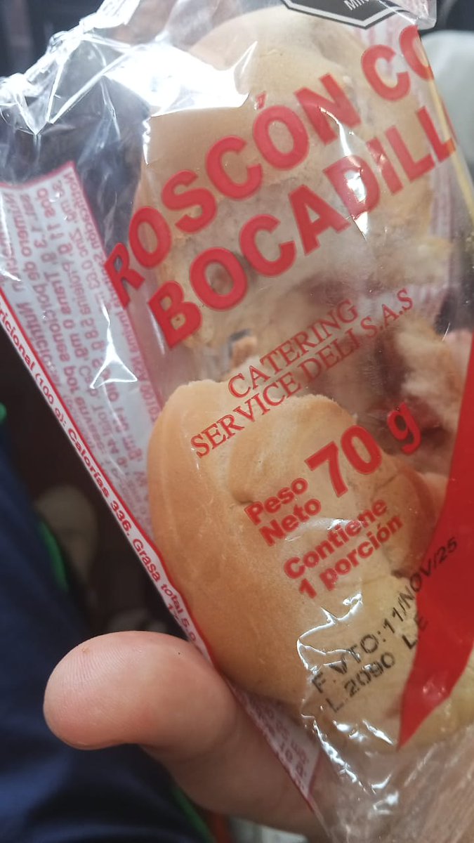 dylanpulido141's tweet photo. 2/8
1️⃣ Los roscones fueron el único producto con novedad ese día y sucede hoy, justamente sobre ellos recae la denuncia.
2️⃣ Las demás fotografías compartidas son evidencias de otras ocasiones en las que se han presentado situaciones similares en el colegio Nelson Mandela. https://t.co/4sgk6e8wxj