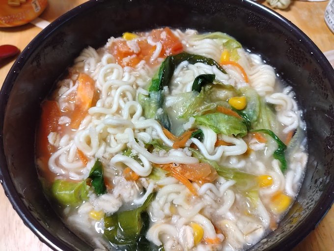 お昼は休みの定番になりつつある袋麺食べるのねん🍜('ー`)b
おはこんでございます☁