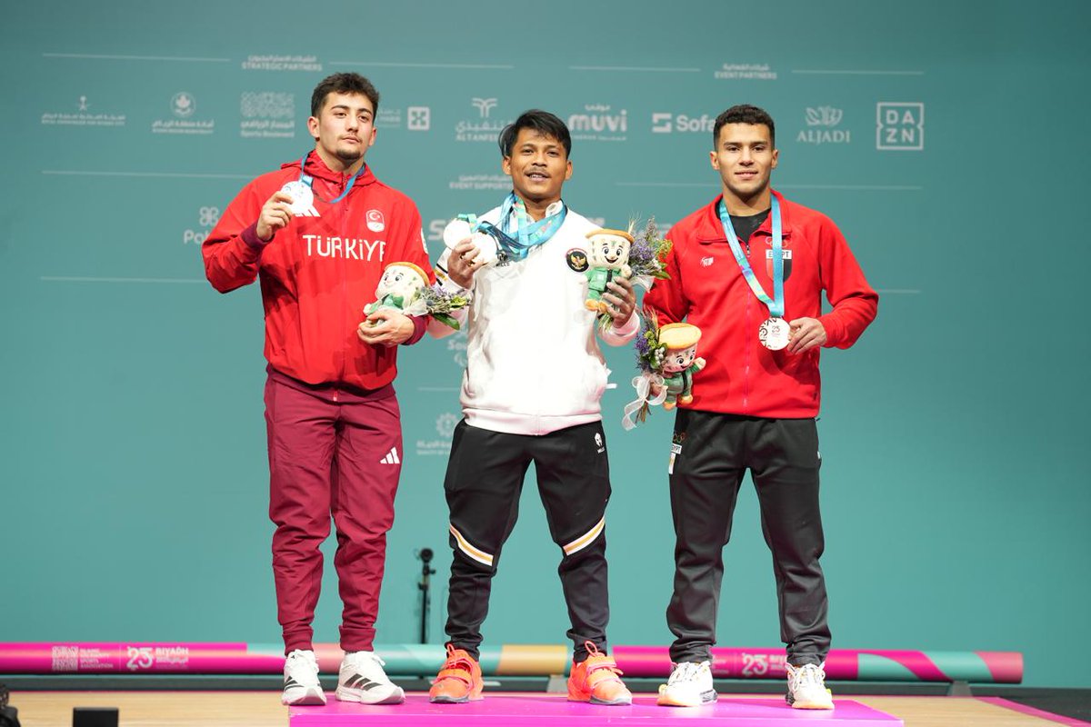 Mungkin Terlewat

Semalam, lifter muda asal Lampung, Muhammad Husni, 20, meraih 3 emas pada kelas 60kg di Islamic Solidarity Games Riyadh 2025. 

Snatch, 129kg,🥇✅
Clean and Jerk, 154kg🥇✅
Total, 283kg🥇✅

Keren! 

📸: NOC Indonesia