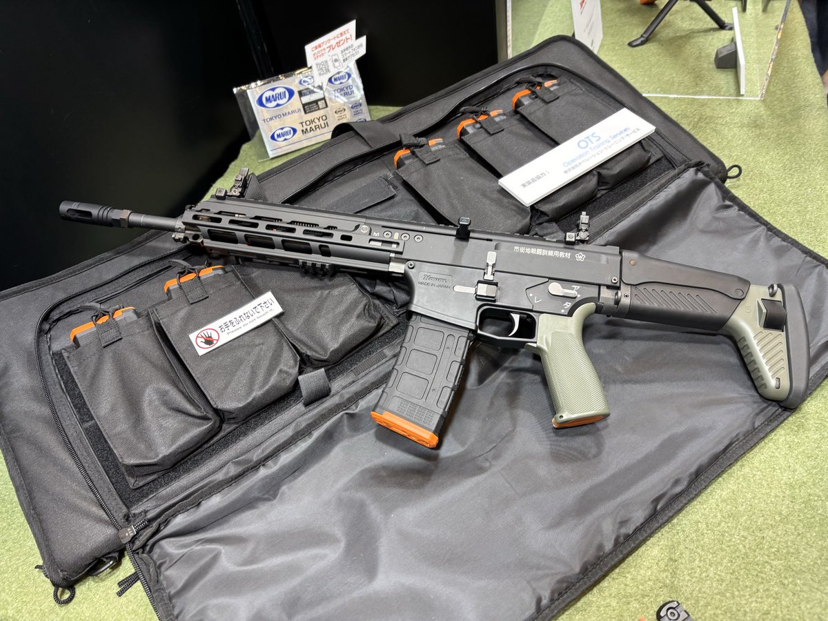 Gunter166's tweet photo. 秋葉原のマルイフェスへ
サバゲ休憩中ですが、展示品をいじっていたらまたウズウズしてきた。20式発売して欲しい。それまでガスマガジンは手放さないようにしよ https://t.co/04tkKEhlr3