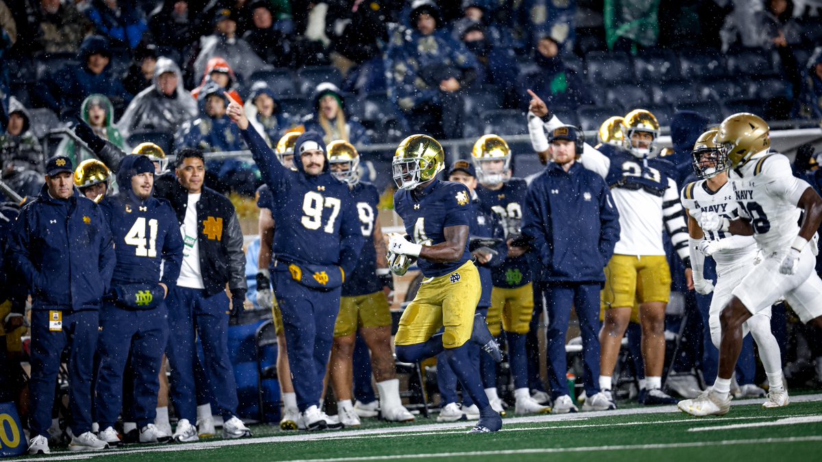 ISDUpdate's tweet image. The Notre Dame sideline wasn&apos;t surprised when Jeremiyah Love came up with another career highlight.