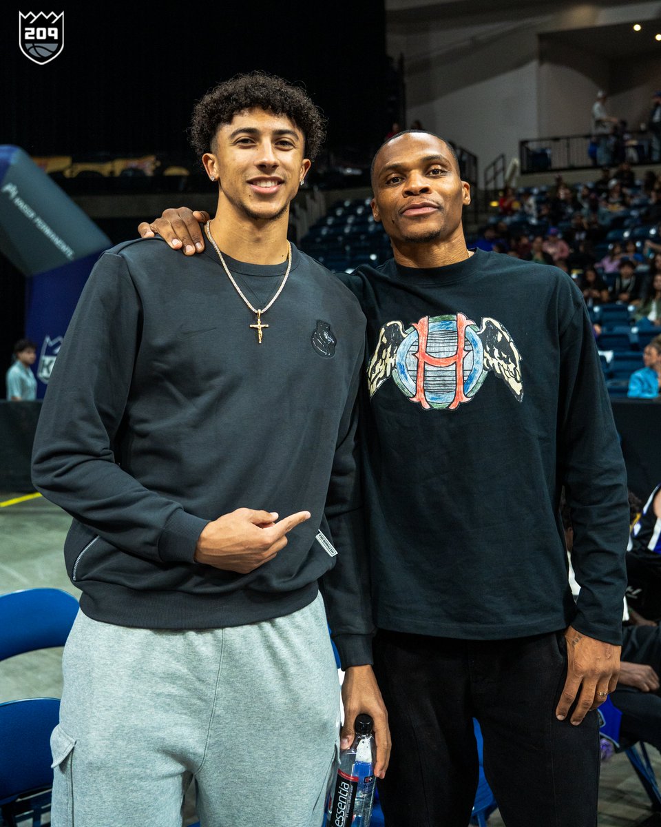 StocktonKings's tweet photo. royalty in the building to support the stockton squad 👑 https://t.co/SPuxsRM0IH