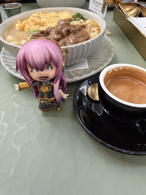 ルカさん「朝ご飯なのです」 俺「あれ?なんか違うの来た…」 ルカさん「マスターこういう時文句言わないんですね」 俺「まぁそれも運命なのでな…ってうまぁ!」 ルカさん「美味しくて良かったですって、もう1品来ましたねwww」 俺「これもうまぁ!結果オーライなのだ」