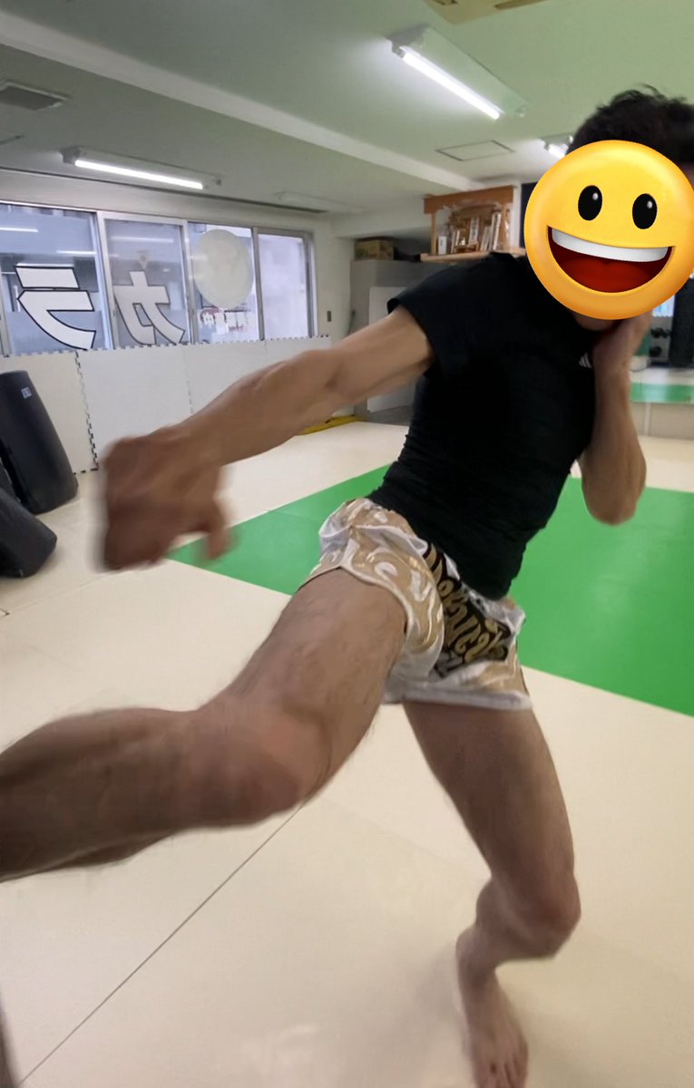 大阪から来られた生徒さんの個人指導２日目終了！
１日目に新たな内容を提示させて頂き「難しい！難しい！」と連呼されていたので、今日は動作の内容をより噛み砕いて説明と実践しご理解頂けた様で良かったです😆
わざわざ大阪から御足労頂き、子安道場開設のお祝いまで頂いてしまい感謝感謝です🙇