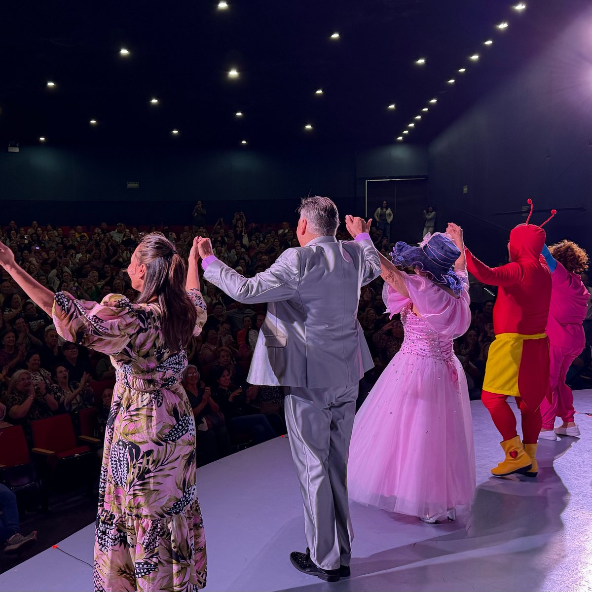 Que hermoso el público de San Nicolás, Escobedo, Apodaca, que se dieron cita para disfrutar con nosotros de la nueva comedia que les tenemos:

"¿Quién se queda con MAMÁ?"

¡Mil gracias por tanto cariño!

A partir del 13 Nov. los esperamos en el <a href="/TeatroNenaDelga/">Teatro Nena Delgado</a>