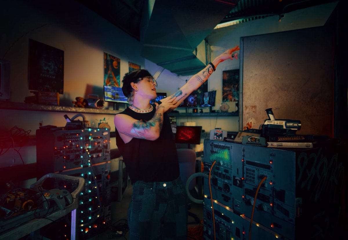D LEJITOS MV OUT NOW 
#Dlejitos <a href="/christophervele/">Christopher Velez 🔺</a>
