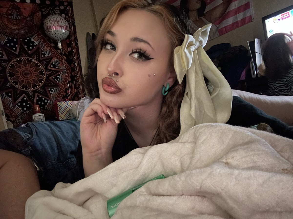 skyydied's tweet photo. it’s my birthday 🎀 https://t.co/jQ1MhvavDk