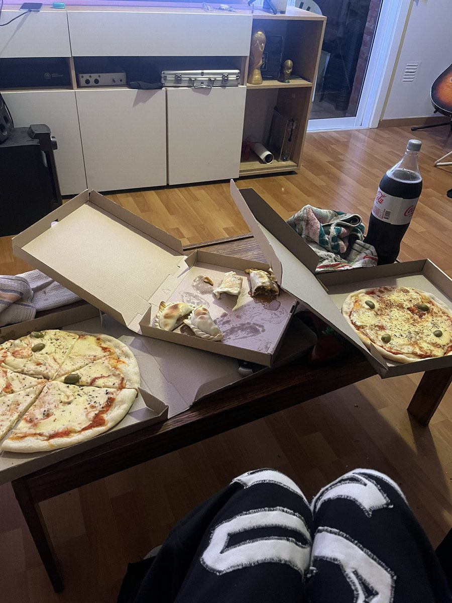 $25 pesos la muzza grande con gaseosa. No se por qué no me pedí 20
