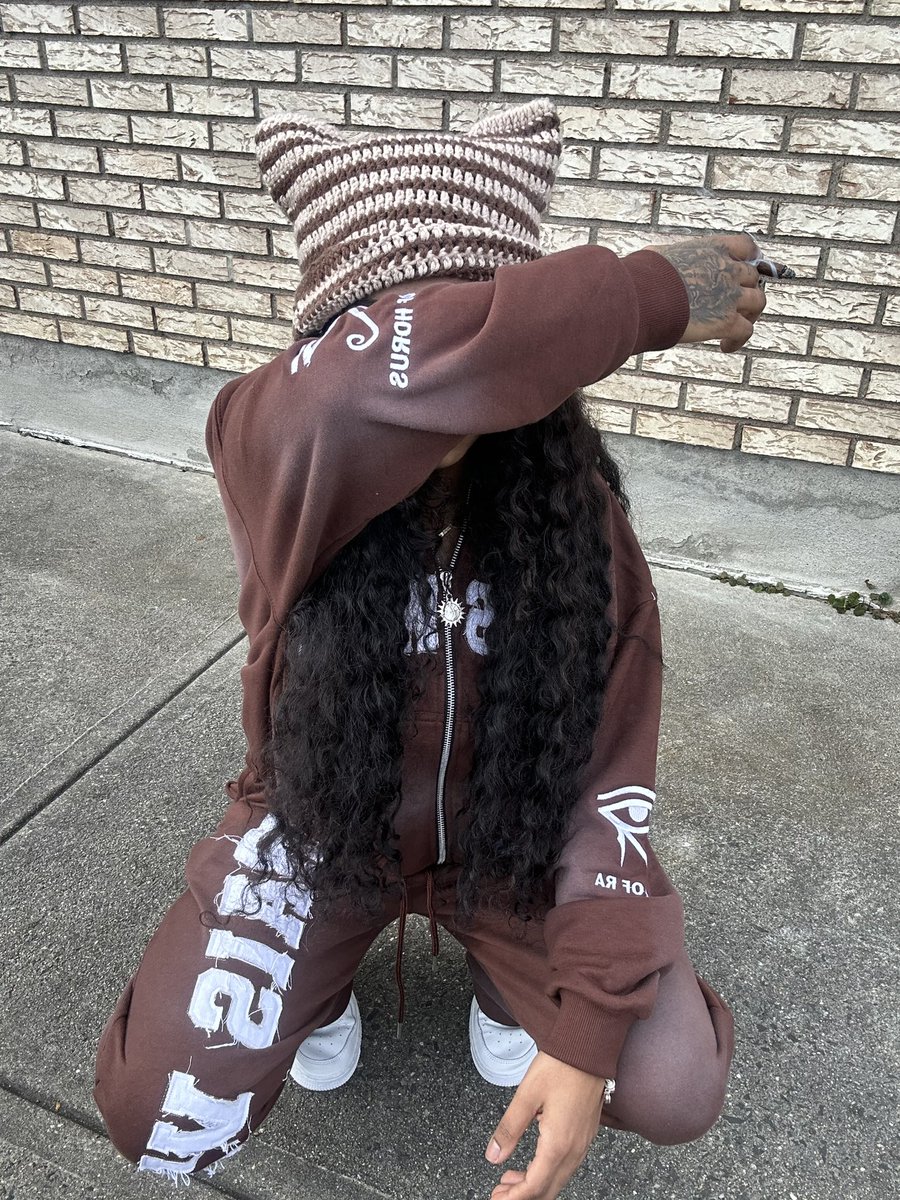 PrettiestBull's tweet photo. Any B R A N D S wanna COLLAB?🔆 https://t.co/FBQJppfxve