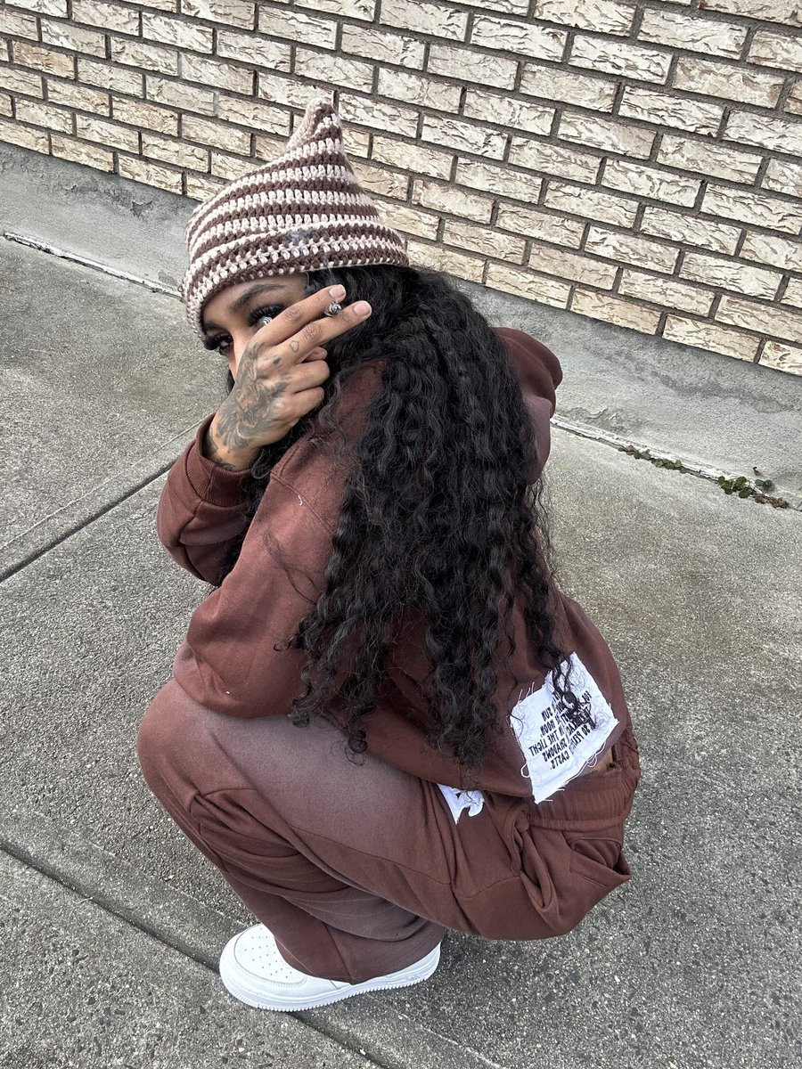 PrettiestBull's tweet photo. Any B R A N D S wanna COLLAB?🔆 https://t.co/FBQJppfxve