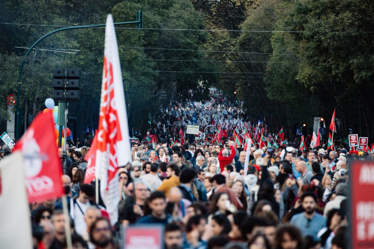 pcp_pt's tweet photo. Os trabalhadores rejeitam o Pacote Laboral!
 
Que grande demonstração da força de quem trabalha, mais de 100.000 trabalhadores marcaram presença na manifestação contra o pacote laboral que decorreu hoje em Lisboa. 

Dia 11 de Dezembro, todos à Greve Geral contra este "pacote patronal", declaração de guerra aos trabalhadores.