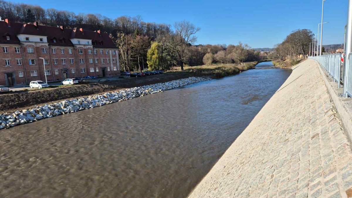 EquesNaturae's tweet image. Jak Niemiec zbudował blok-batyskaf to Polak musi nurkować.

Ciekawe ile razy tu pływali od 1997? (👀 na skute tynki)
I dalej będą ćwiczyć zanurzenie, bo przecież nikt im nie zaproponuje wykupu z zalewu.
Taki ładny mur im postawiły @WodyPolskie do odbicia fali.
#powódź Kłodzko.