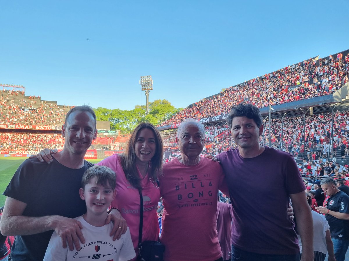 Feliz cumple para mi!!! Gracias Newells de mi vida por el único regalo que necesitaba!!! 
Feliz siempre de celebrar la vida!!
Ahora a festejar con Manu su gran día! 
<a href="/guillermozysman/">Guillermo Zysman</a> te amo!!! Ahhh