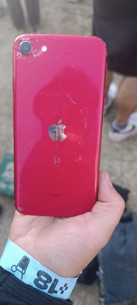 Sopaipa's tweet photo. Me acabo de encontrar este celular #iphone en los baños de #faunaprimavera.
Si alguien conoce al/la dueñ@ que me escriba por interno.

RT porfis https://t.co/0yeQkvQ1bM