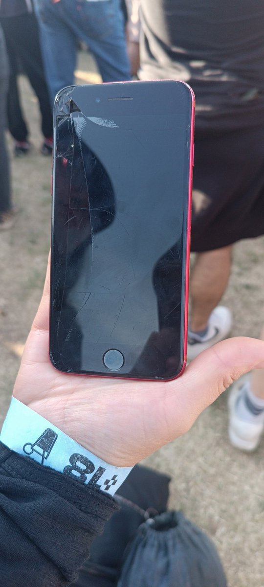 Sopaipa's tweet photo. Me acabo de encontrar este celular #iphone en los baños de #faunaprimavera.
Si alguien conoce al/la dueñ@ que me escriba por interno.

RT porfis https://t.co/0yeQkvQ1bM