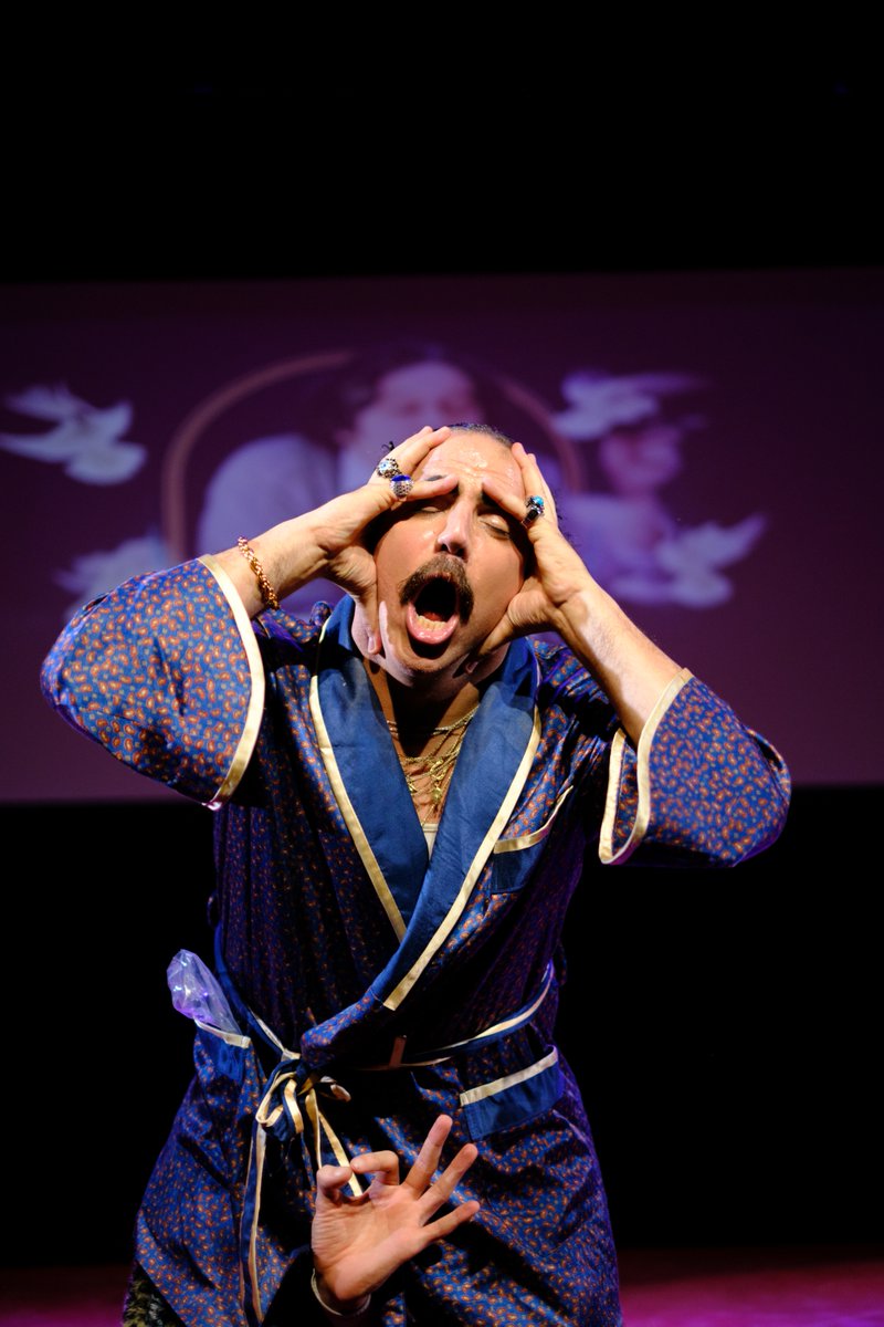 Gran Teatro de los Aplausos.
Osvaldo Lamborghini Obras Completas 1.
Dir.: Ignacio Bartolone
Con: Hernán Franco, Juan Isola y Valentín Pelisch
Niño Proletario en video: Gogó Maldino (esos ojos...)
El Galpón de Guevara
Viernes de noviembre, 23 hs.