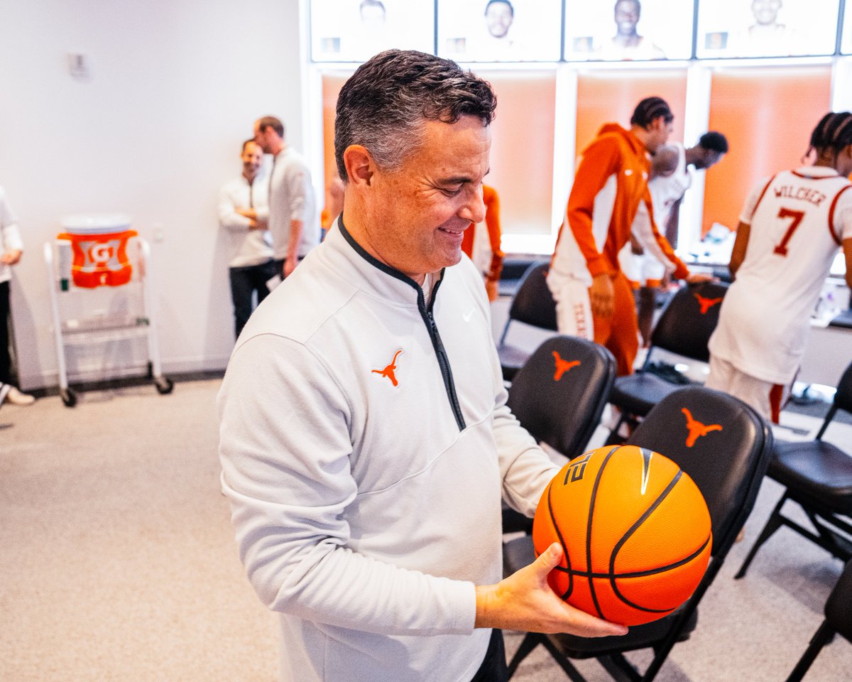 TexasMBB's tweet image. first game ball as a Longhorn 🤘

#HookEm