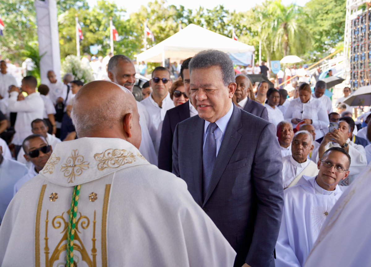 LeonelFernandez's tweet image. Asistí a la ordenación episcopal de monseñor Manuel Antonio Ruiz de la Rosa, primer obispo de la nueva Diócesis Stella Maris.
Un acontecimiento de fe y esperanza para nuestro pueblo. 
¡Enhorabuena!