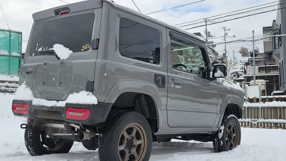 SS7613's tweet photo. 流石に昨日の雪はちょっと早すぎた(笑)
ブロックならまだ来週まで伸ばせたけど流石にラジアルは厳しい…

ぼちぼち冬仕様していきますか https://t.co/xuGAheWOQd