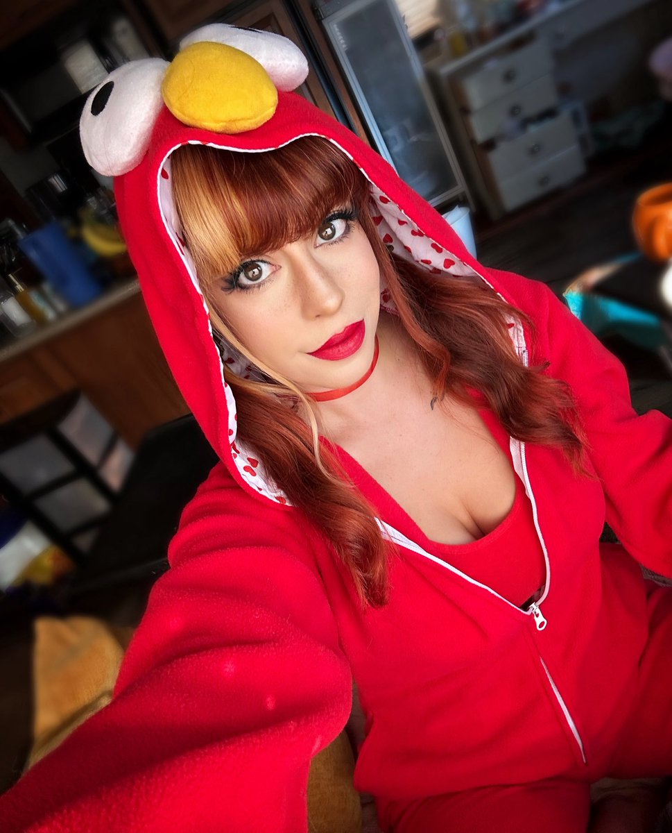 leemaleestream's tweet image. I hate Elmo 🤣 so why am I dressed as him!? I said the only way I would do this is if Mchammer (a male stream team member) streamed as French maid.. and well that’s happening sooooo here I am ❤️
Live at 3pm pst fall guys duo stream come hang 
#streamer #elmo #fallguys