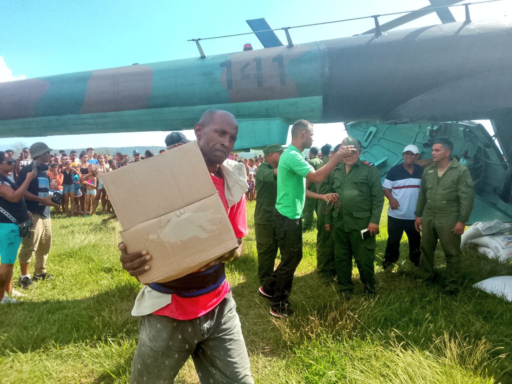 Con el apoyo de las Fuerzas Armadas Revolucionarias se distribuyen en helicóptero los productos de la canasta familiar normada en zonas incomunicadas tras el paso del huracán Melissa, en los municipios de Palma Soriano, San Luis y Songo-La Maya, en #SantiagoDeCuba.