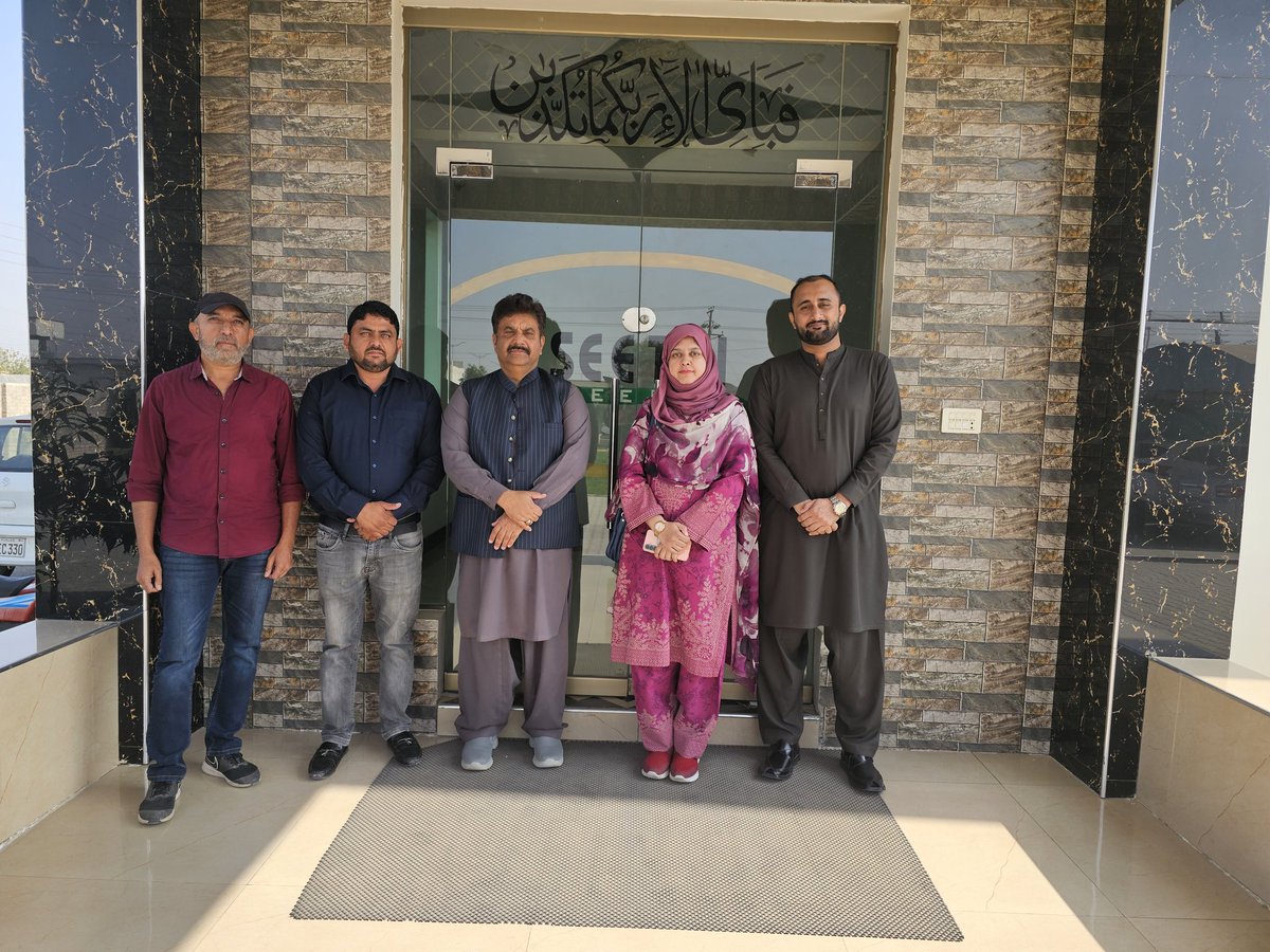awaisgee75's tweet photo. Visited Seethi Seeds HQ & farms 🌾. Met CEO Mr. Saleem Bari & R&D Director Mr. Imtiaz to discuss future projects, material testing & evaluation. Strengthening the academia-industry nexus for sustainable agriculture & empowered farmers! 🤝
#AgriInnovation #SustainableFarming #CEMB https://t.co/CKTu6bfZm4