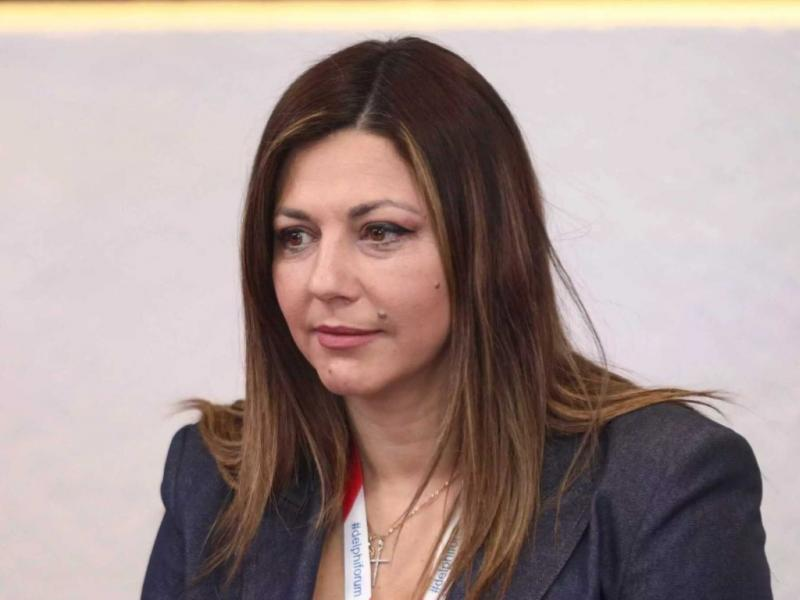 Λεφτά για δασκάλους δεν βρήκε.
4.000.000 για εξοπλισμό μαθήματος χειροτεχνίας (!) βρήκε...
Κάποιες γαλάζιες ακρίδες θα μασουλήσουν κρατικό χρήμα!!!