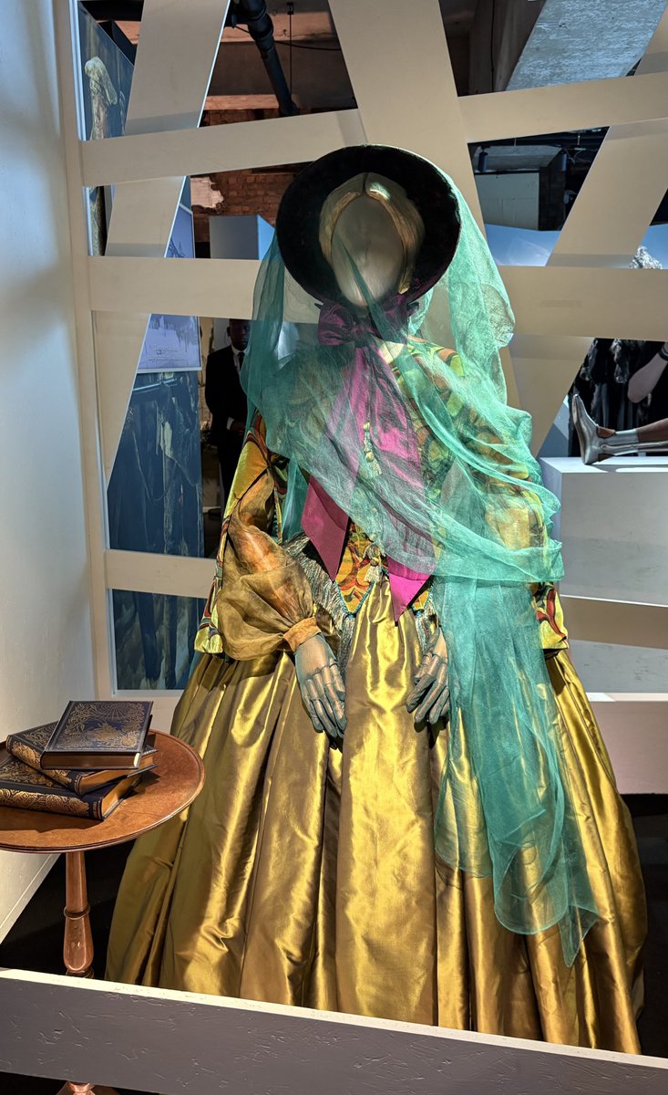 프랑켄슈타인 전시가 있어 보고 왔는데
미아 고스가 입은 모든 의상이 너무 아름다웠어요