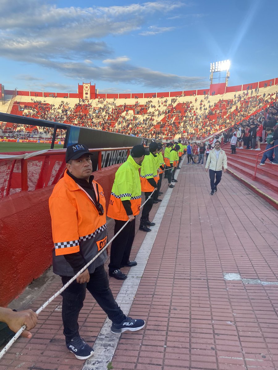 charlyok17's tweet photo. El método #kudelka cada ves que #huracan va perdiendo tira a wancho a la cancha, haciéndole recordar a #poza el horrible Mercado de pase que hicieron.  Son todos cómplices de la mediocridad q maneja esta dirigencia. https://t.co/d3BqckosNa
