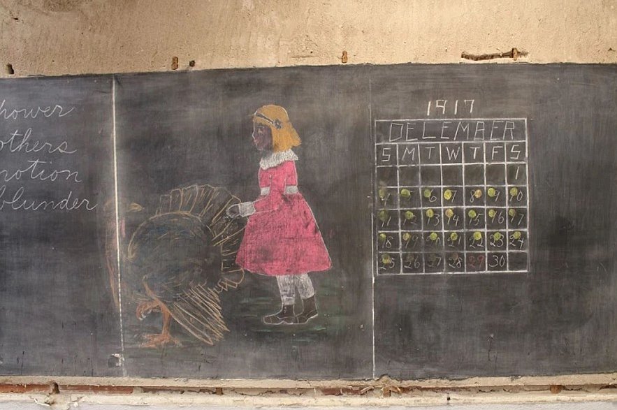 ANitpicker's tweet image. 改築中のオクラホマ州の学校で発見された108年前（1917年）の授業がそのまま残された黒板。#赤毛のアン　でいうと第一次世界大戦中の　＃アンの娘リラ　の時代ですね。様々な科目が混沌と書かれているのが興味深い。４枚目の円形は掛け算の規則性を視覚的に学ぶものだそうですが使い方が難解すぎて😓