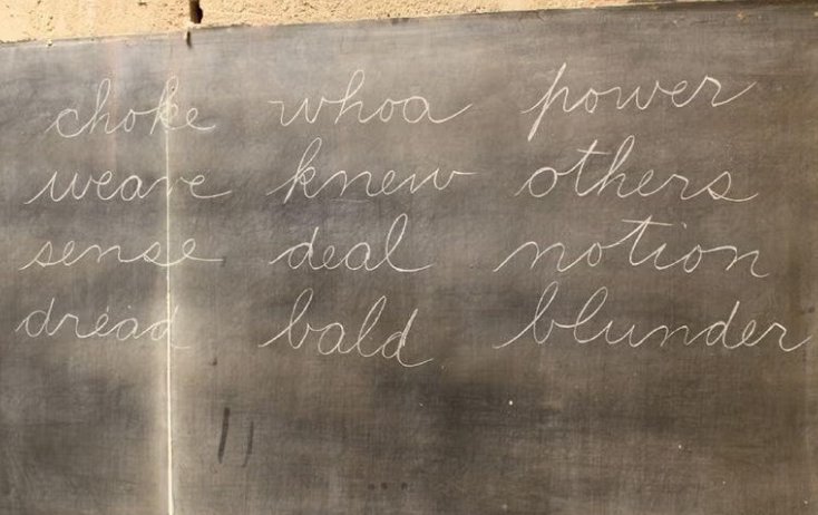 ANitpicker's tweet image. 改築中のオクラホマ州の学校で発見された108年前（1917年）の授業がそのまま残された黒板。#赤毛のアン　でいうと第一次世界大戦中の　＃アンの娘リラ　の時代ですね。様々な科目が混沌と書かれているのが興味深い。４枚目の円形は掛け算の規則性を視覚的に学ぶものだそうですが使い方が難解すぎて😓