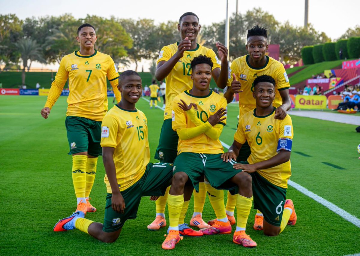 iDiskiTimes's tweet image. 𝗠𝗔𝗧𝗖𝗛𝗗𝗔𝗬 ‼️

🇿🇦 Amajimbos 🆚 Italy 🇮🇹

⏰ Kick Off: 17:45

RT to push our boys into the knockout stages.

#HONORX7d