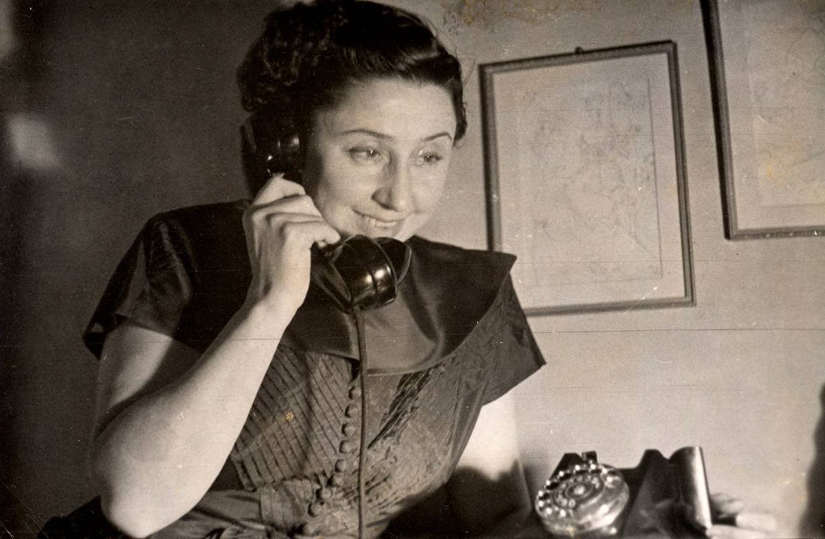 ✍🏼 Luisa Carnés 
(Las sinsombrero: mujeres olvidadas del 27)

Antes, solo había dos caminos para la mujer: el matrimonio o la prostitución; ahora se abre un camino nuevo, más amplio, más noble: la lucha consciente por la emancipación proletaria mundial.

El camino nuevo (1931)