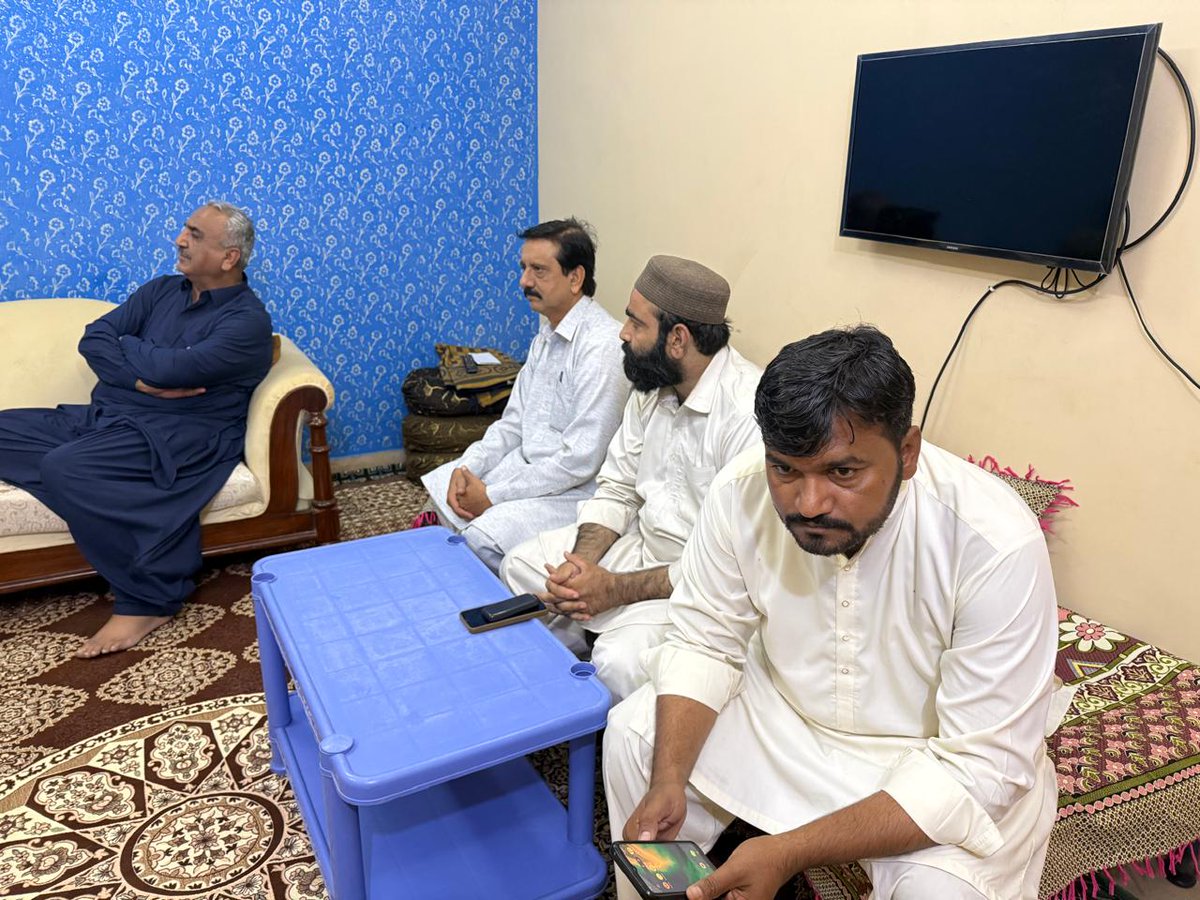 KhurramBhatti01's tweet photo. پی آئی اے سوسائٹی چوہدری افضل سے ملاقات
چوہدری افضل گجر سے ان کی والدہ کے انتقال گہرے دکھ کا ظہار اور مرحومہ کے ایصالِ ثواب کے لئے فاتحہ خوانی کی اس موقع پر انجمن گجراں سندھ کے صدر چوہدری علیم اور ایس پی سہراب گوٹھ عبد الباقی رند بھی موجود تھے
#PS84 https://t.co/ugKo3aNuzB