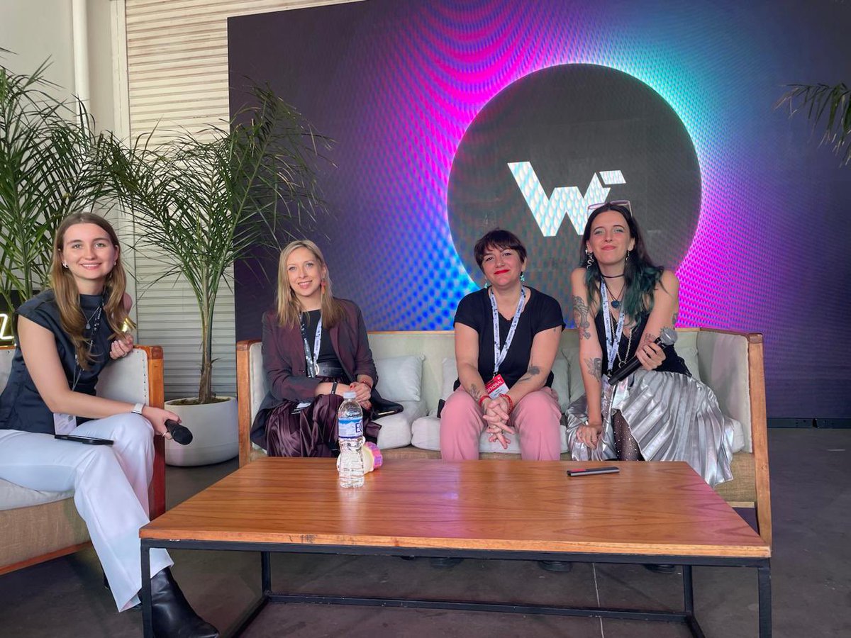 meryfiorentini_'s tweet photo. 🎙️ Hoy estuvimos compartiendo en @labitconf con estas genias comentando sobre un tema que nos interpela a todos los que formamos parte de la industria: 

✨ El acoso digital 

Gracias a todos los que vinieron a escucharnos y a participar de la charla 💜 https://t.co/o21DJXHN2l