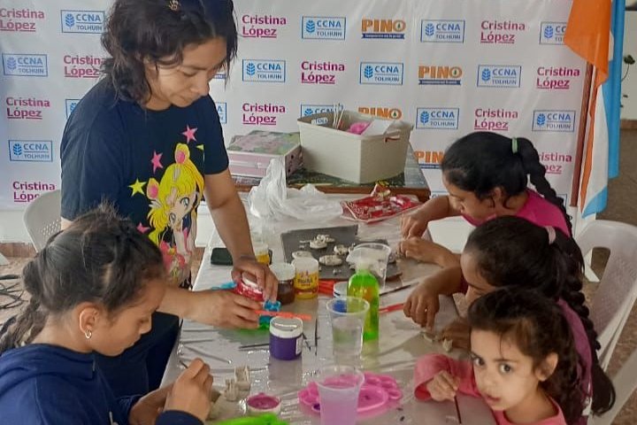 Pino_Ush's tweet photo. 🎨 Taller de Arte Manía en el Centro Cultural Nueva Argentina de la sede Tolhuin
Los niños y niñas trabajaron con arcilla y pusieron en práctica toda su imaginación y creatividad, creando figuras únicas y llenas de color.
#QueremosQueSeasParte https://t.co/aPTcd8CSuV