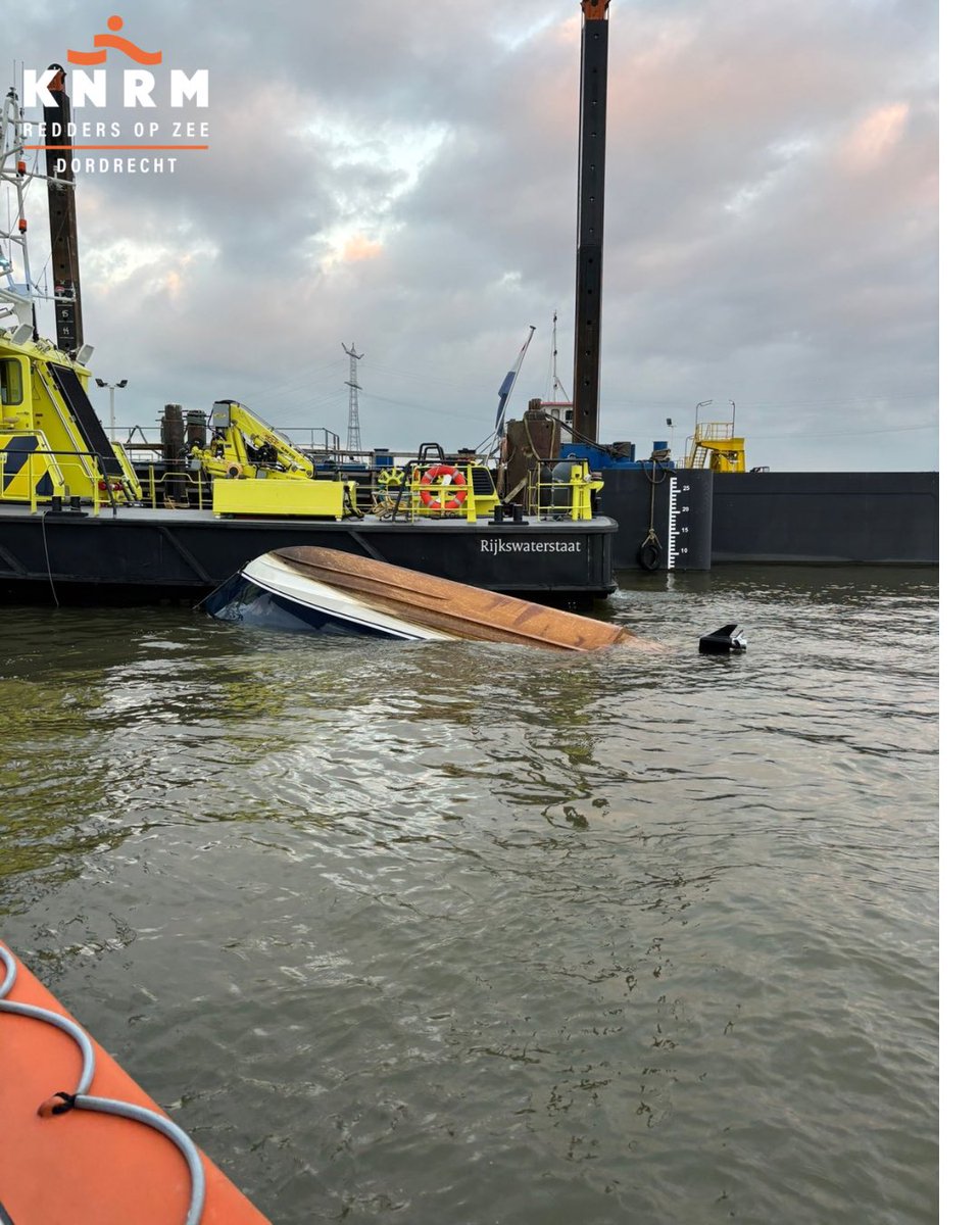 Om 16:31 uur, na een geslaagde Trouwe Donateursdag, werden we opgeroepen voor een persoon te water. Het bleek te gaan om een omgeslagen plezierboot met één opvarende. Dankzij Rijkswaterstaat kon hij snel uit het water worden gehaald. Wij sleepten het bootje naar hun vaartuig.