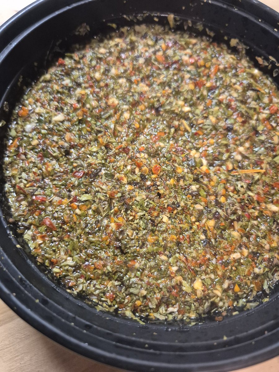 FMilanessi's tweet photo. #Bolutip para hacer chimichurri en casa:
Si tenes la base de especias que te gusta, primero HIDRATALAS con agua caliente unos 10 minutos (agrega de a poco y si te pasas escurri con un colador) antes de agregarle aceite y sal. 
Si le agregas aceite de una queda feo y seco. https://t.co/C9Oo1hC8q8