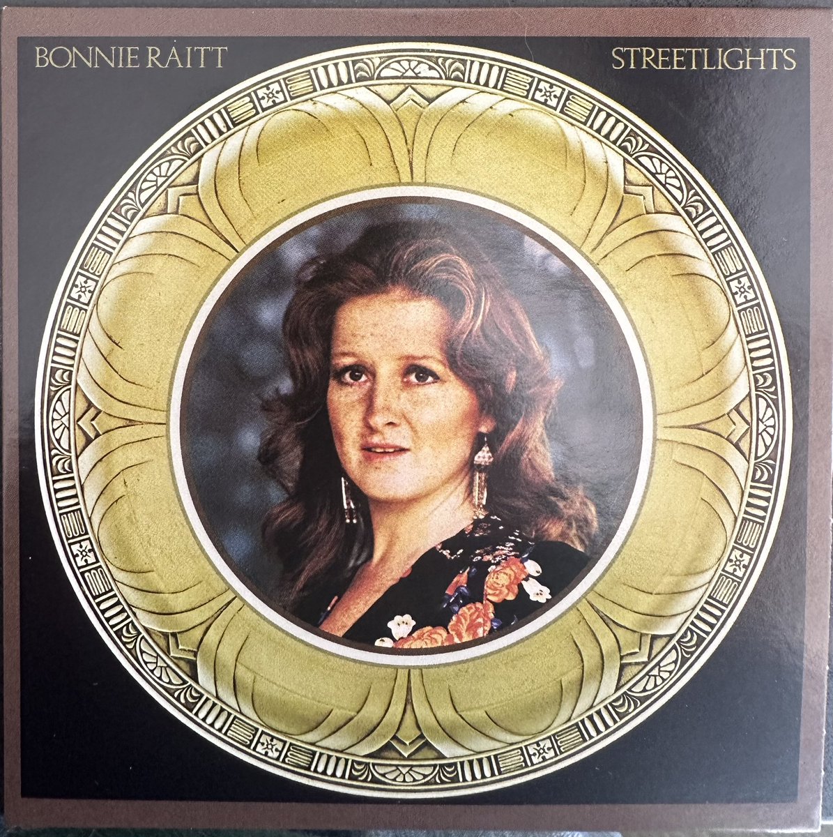 BernardZuel's tweet image. And don’t worry that you won’t, you will. You’ve got an empty cup to fill. #morningpop #bonnieraitt #streetlights