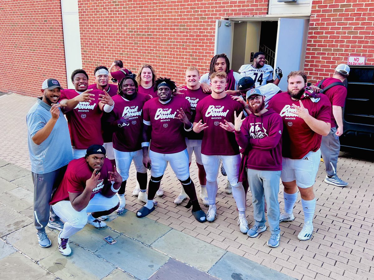 KPScott007's tweet image. Bears win!!!! LFG!!!! 🐻🏈♥️

Amazing job @CoachLDScott, @NickPetrinoMSU, and @Ry_Beard‼️‼️

#MoState #BowlEligible #MakingHistory