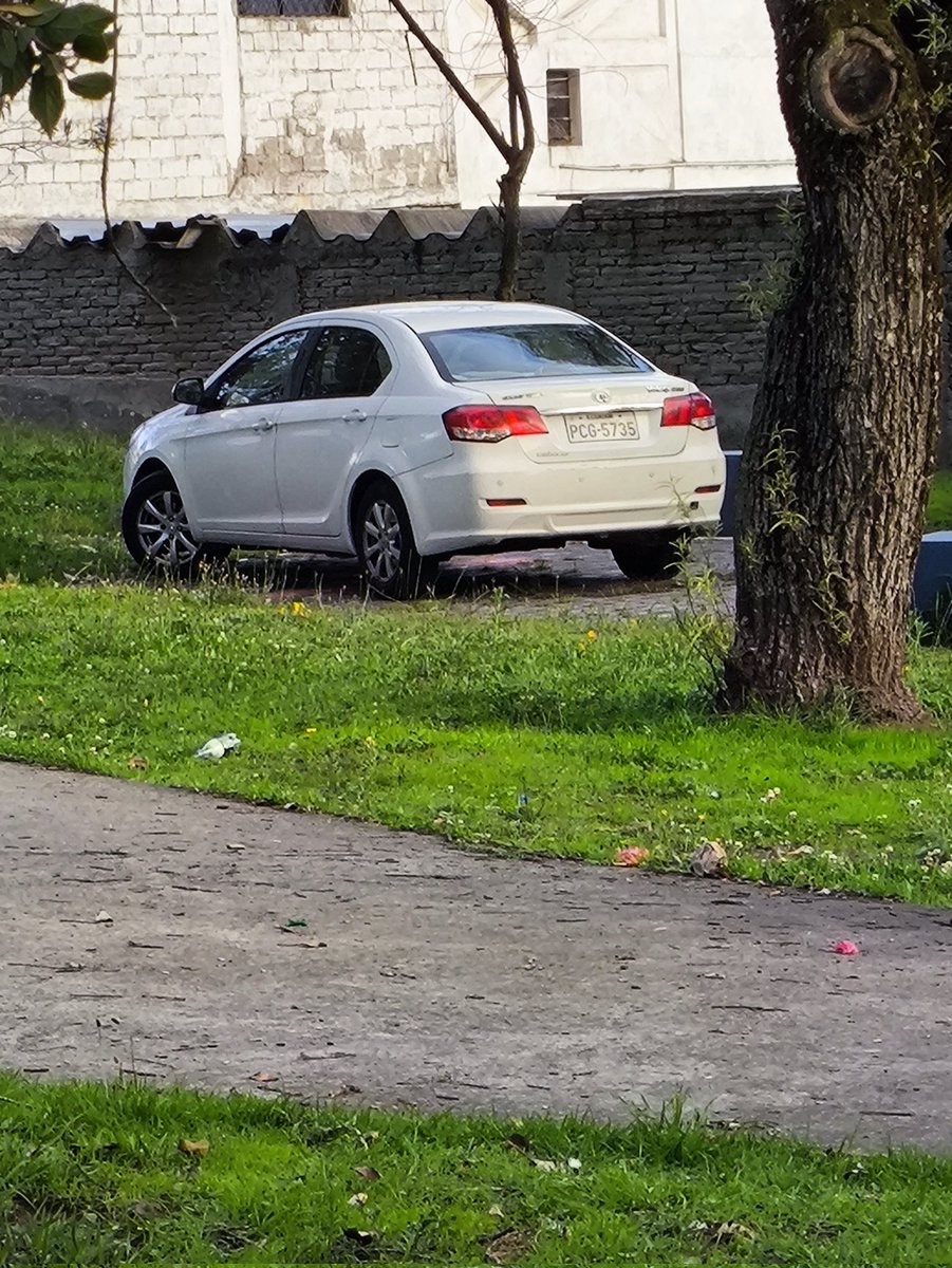Andreshakur's tweet photo. @AMT_Quito hace más de una hora hay un auto parqueado dentro del parque Bonanza, en el sector de la California Alta y la Kennedy. https://t.co/M90l0o1Xra