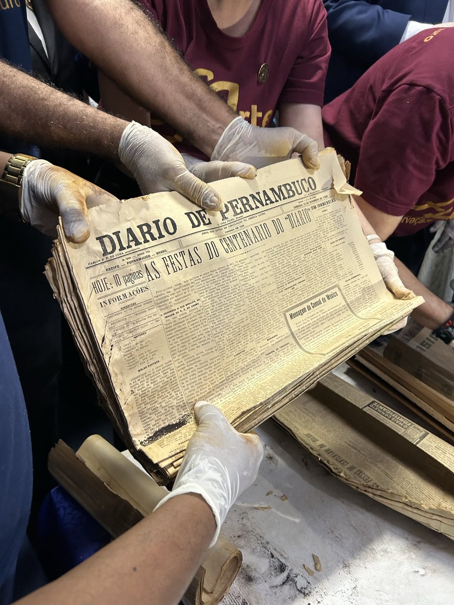 Pensando muito sobre O Agente Secreto, filme sobre arquivo e memória, estrear um dia antes da abertura da cápsula do tempo do Diario de PE - jornal que aparece muito no longa.

Aquarius lançado em meio ao impeachment. Bacurau no governo Bolsonaro.

Os filmes de Kleber sempre