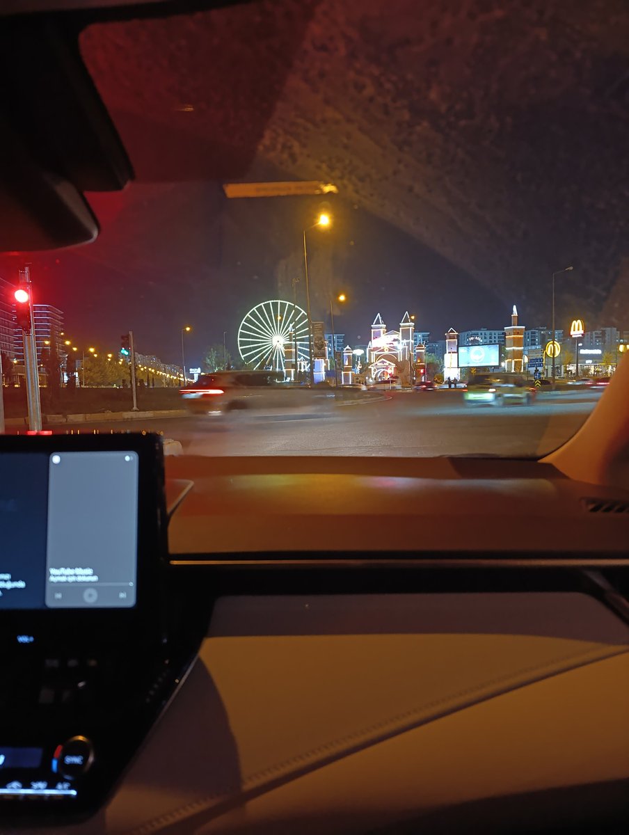 “Zaman geçti sanıyoruz, oysa sadece başka rüyalarda buluşuyoruz.”

#GeceyeBirNot