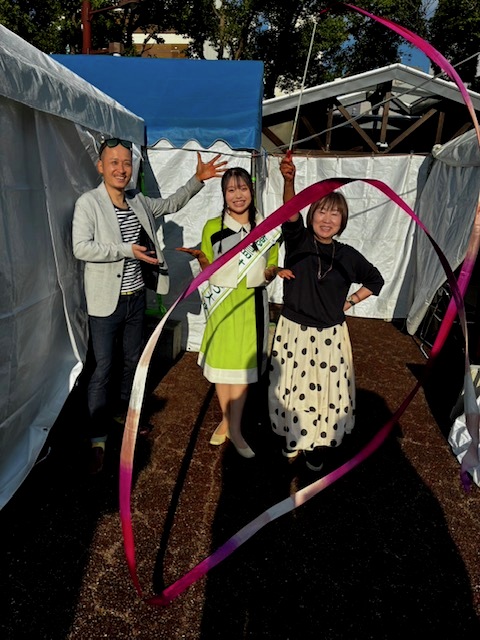 s_junko_jrt's tweet photo. 午前11時からは「11月8日は徳島県れんこんの日Presents  #板東男節 スペシャル❕」先日の公録分です。
生産者の北田和久さん、 #徳島すだち大使 の英咲良さんありがとうございました😃
学生時代新体操で日本一になった英さんにリボンの使い方を教わってうまくいったと思ったけど比べてみたら全然違う💦 https://t.co/u0GityOs8D