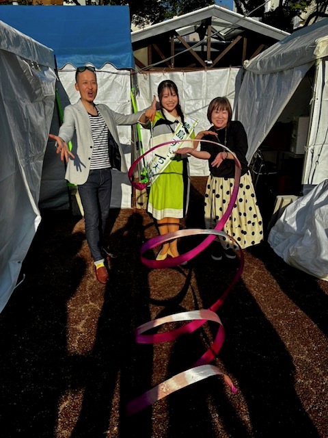 s_junko_jrt's tweet photo. 午前11時からは「11月8日は徳島県れんこんの日Presents  #板東男節 スペシャル❕」先日の公録分です。
生産者の北田和久さん、 #徳島すだち大使 の英咲良さんありがとうございました😃
学生時代新体操で日本一になった英さんにリボンの使い方を教わってうまくいったと思ったけど比べてみたら全然違う💦 https://t.co/u0GityOs8D
