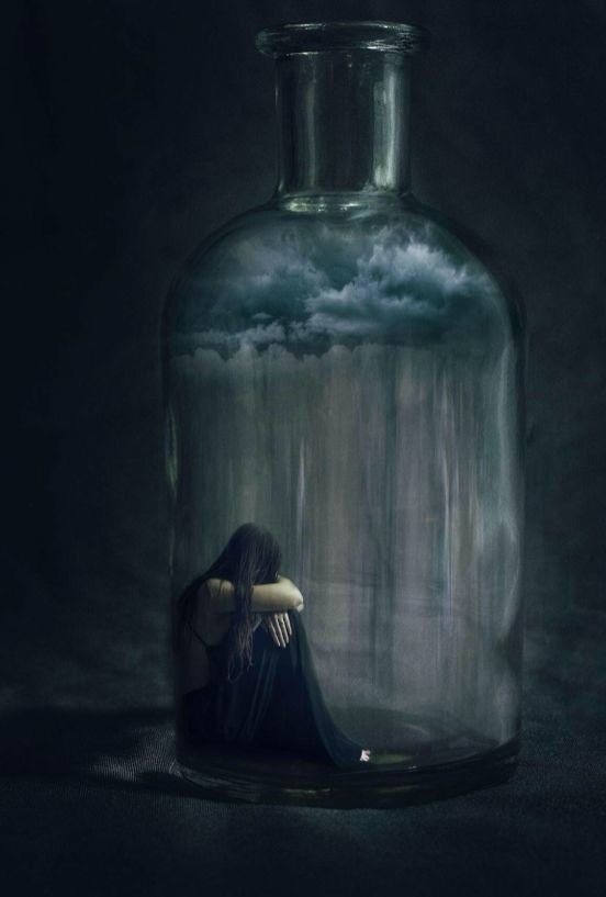 #aigabell
#lullaby
<a href="/FireWriters35/">FireWriters35</a>

Ta noc jak mgła
Dociera do dna
Przenika wskroś
Mój miękki świat

W szarości wpełza
Z cieniami igra
Powoli smutkiem
Ciemność przyzywa

I teraz już wiem
Nie chcę tak
Bez ciebie

Drogą przez błękit
Spękane lęki
Zniszczone ziemie

Nie chcę już tak