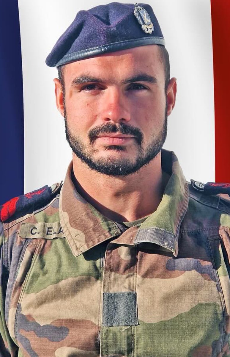 Fs_francaises_'s tweet image. Il n’avait que 26 ans. Le 9 novembre 2023, lors d&apos;une marche d&apos;aguerrissement encadrée, le quartier-maître de 1ère classe Clément Elard, fusilier marin, a perdu la vie.

Originaire de Sibiril, il a joué dans plusieurs clubs de football du secteur.

Ne jamais oublier. 🖤