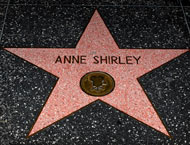 ANitpicker's tweet image. 1934年の米国の実写版映画Anne of Green Gablesでアン役を演じた女優さん、芸名と本名両方をアン・シャーリーに変更し1940年の映画Anne of Windy Poplars（内容はポスターで察してください😅）で再びアン役に。あのハリウッド・ウォーク・オブ・フェームにも彼女の名の星もあるそう。