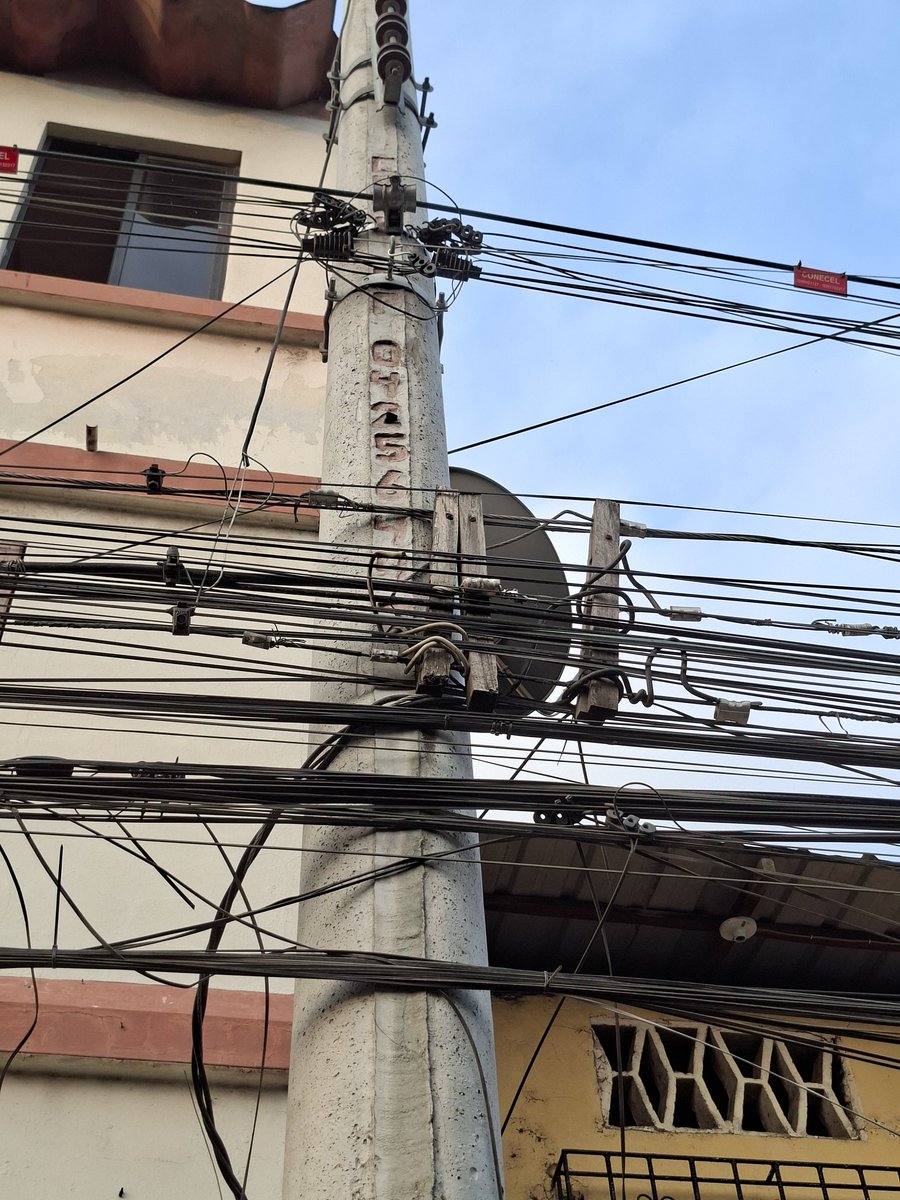 Xcorp_Plus's tweet photo. @CNEL_EP  estos cables de la acometida electrica estan caidos, parece que por cambio de poste, pilas ahí,  estan bajos y mezclados con los cables de telecomunicaciones, esto en las calle Gral. José de San Martín y la 32. @EmergenciasEc @servicioscnelep https://t.co/XMg1ikO1aq